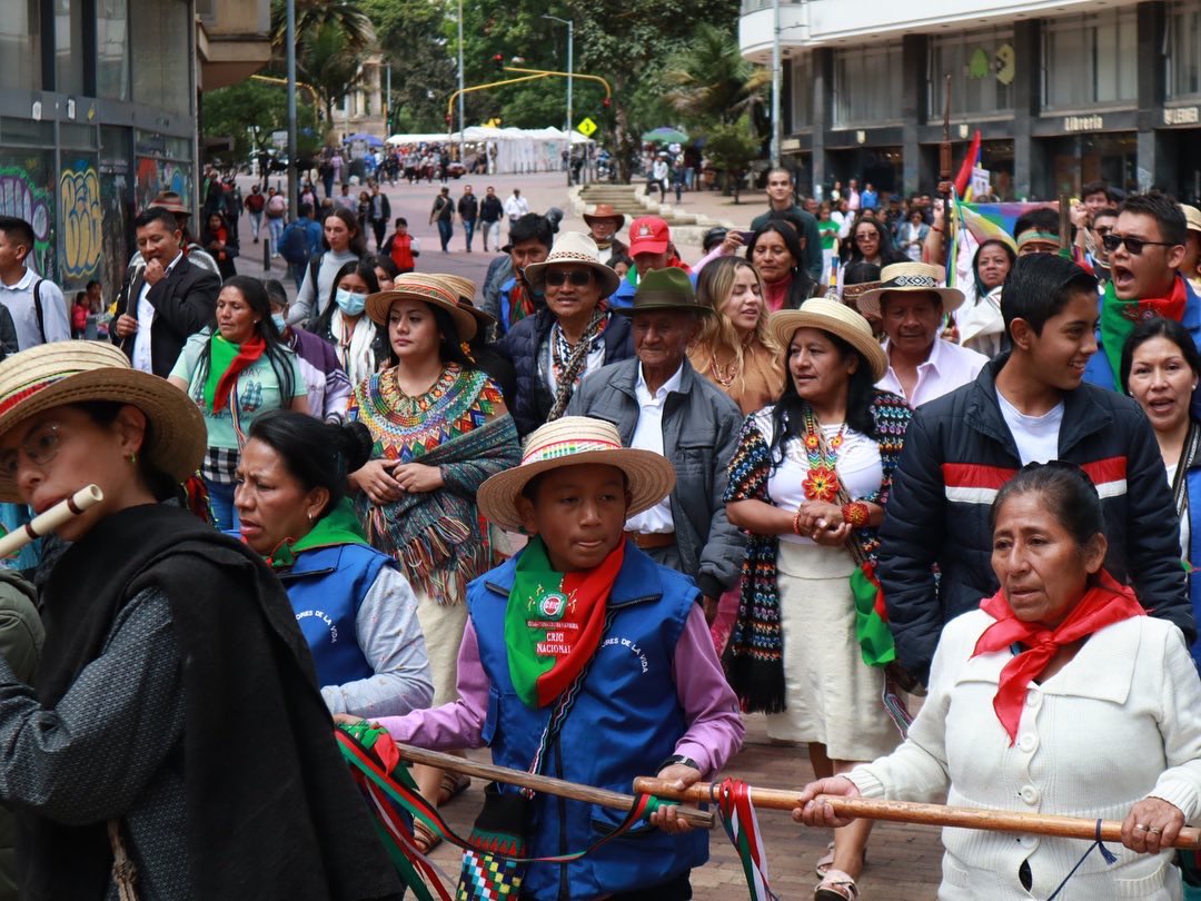 La senadora Aida Quilcue estuvo acompañada por indígenas de su comunidad e integrantes del MAIS.