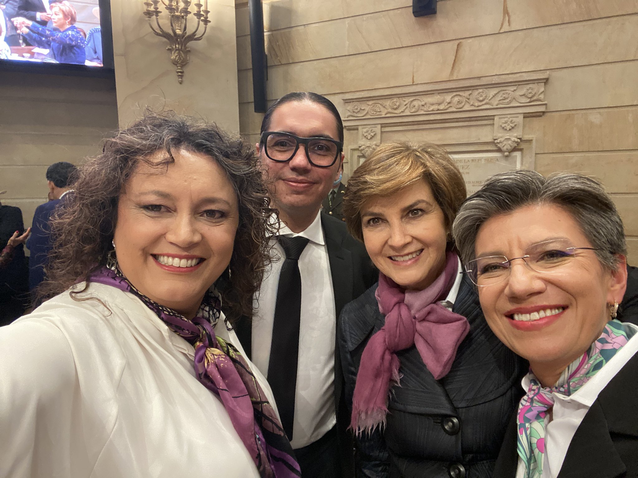 La senadora Angélica Lozano y la alcaldesa de Bogotá, Claudia López, entre otros.