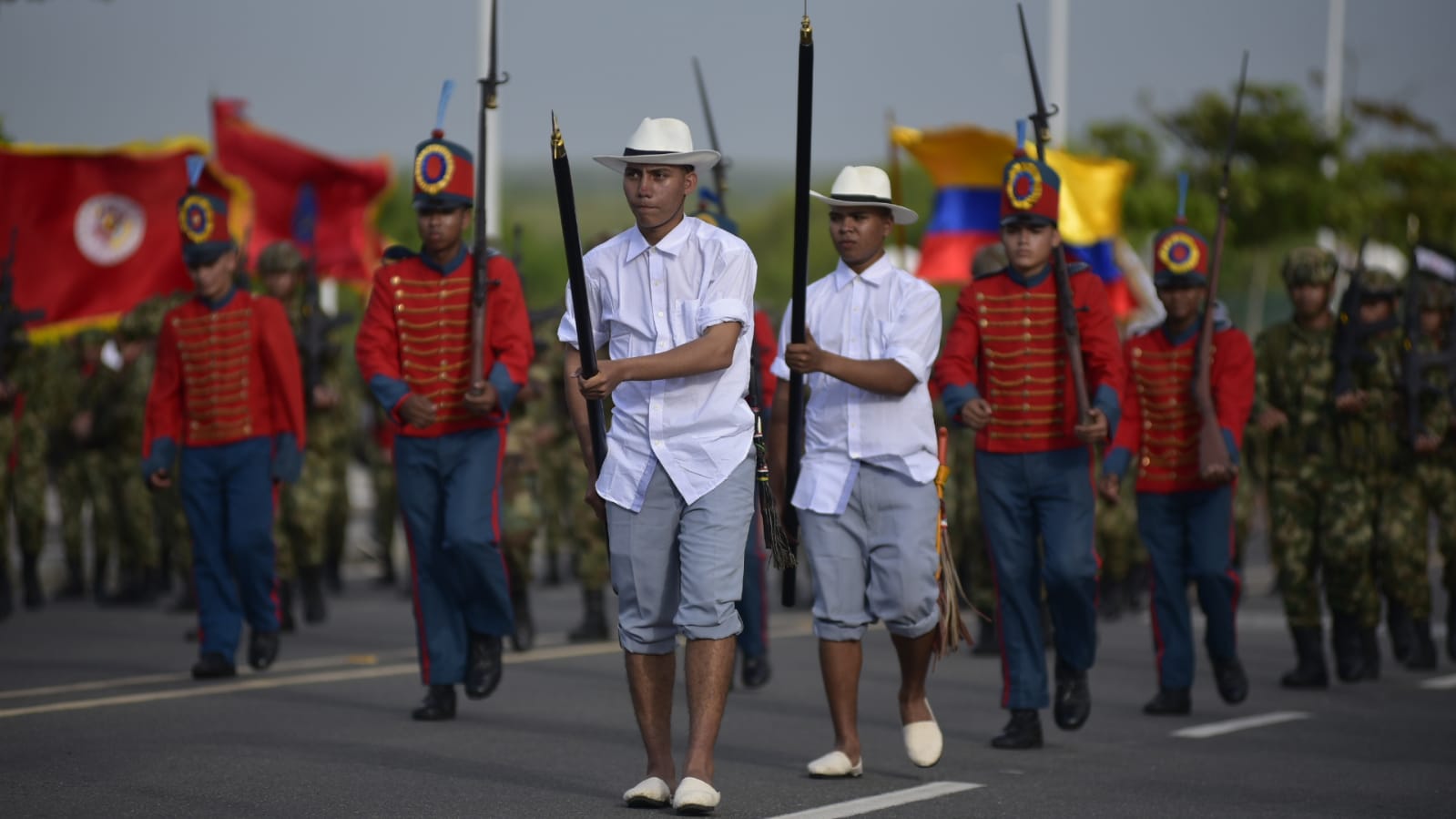 Barranquilla celebró el Día de la Independencia con imponente desfile militar en el Malecón del Río.