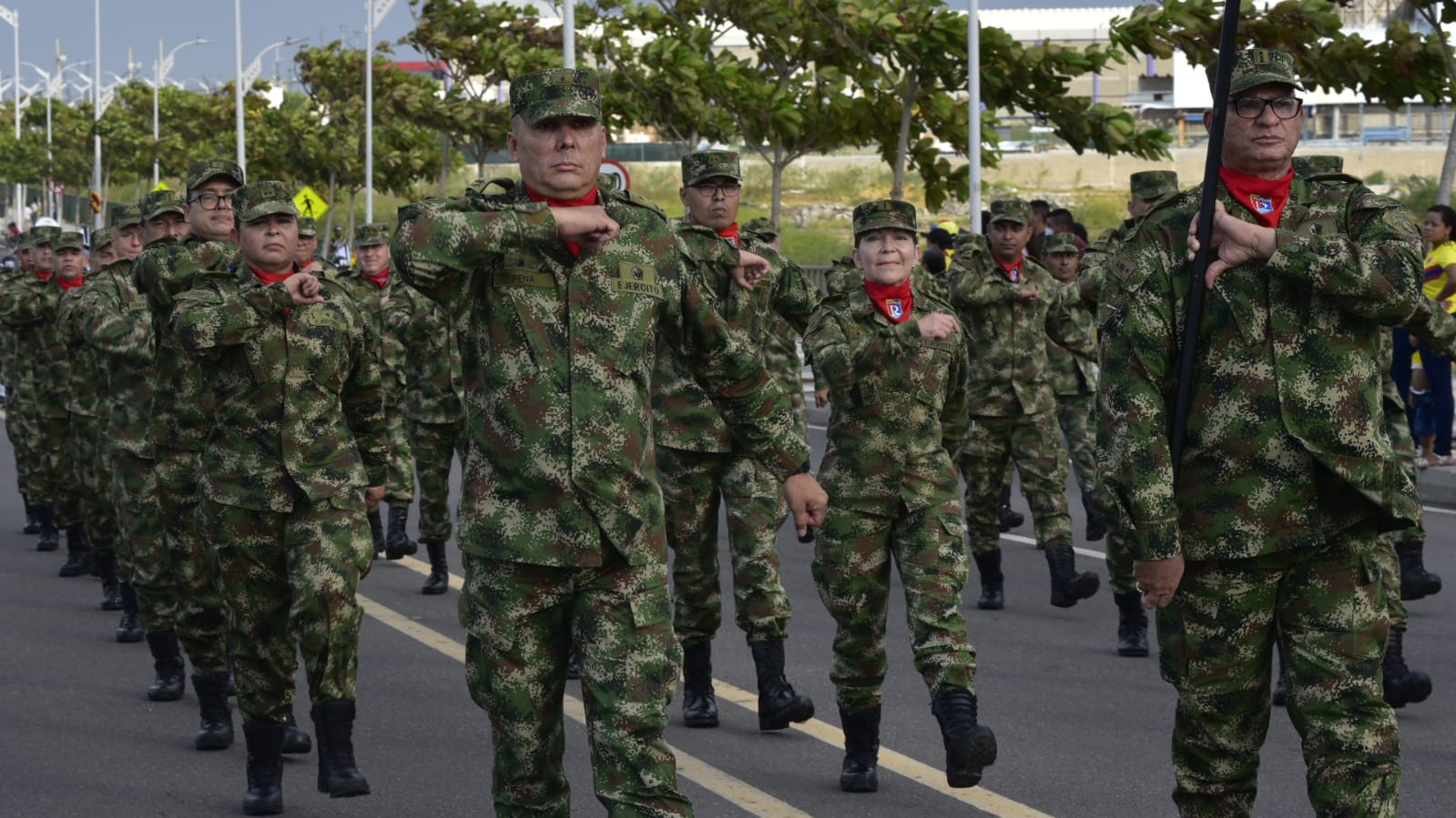 Barranquilla celebró el Día de la Independencia con imponente desfile militar en el Malecón del Río.