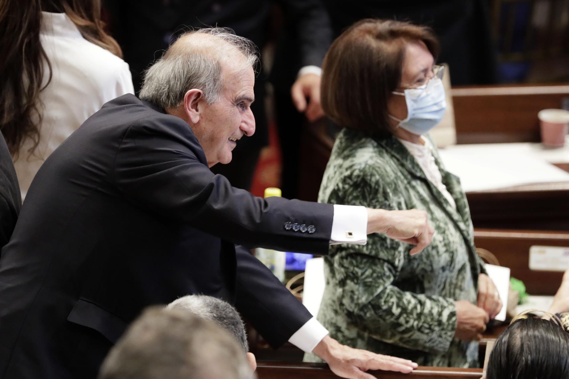 El senador Humberto de la Calle, muy atento.