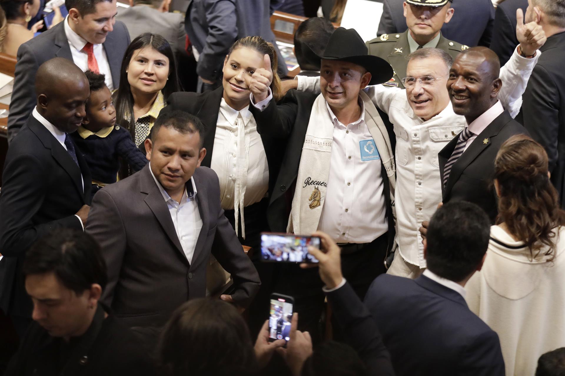 El nuevo presidente del Senado, Roy Barreras, posa junto a otros colegas.
