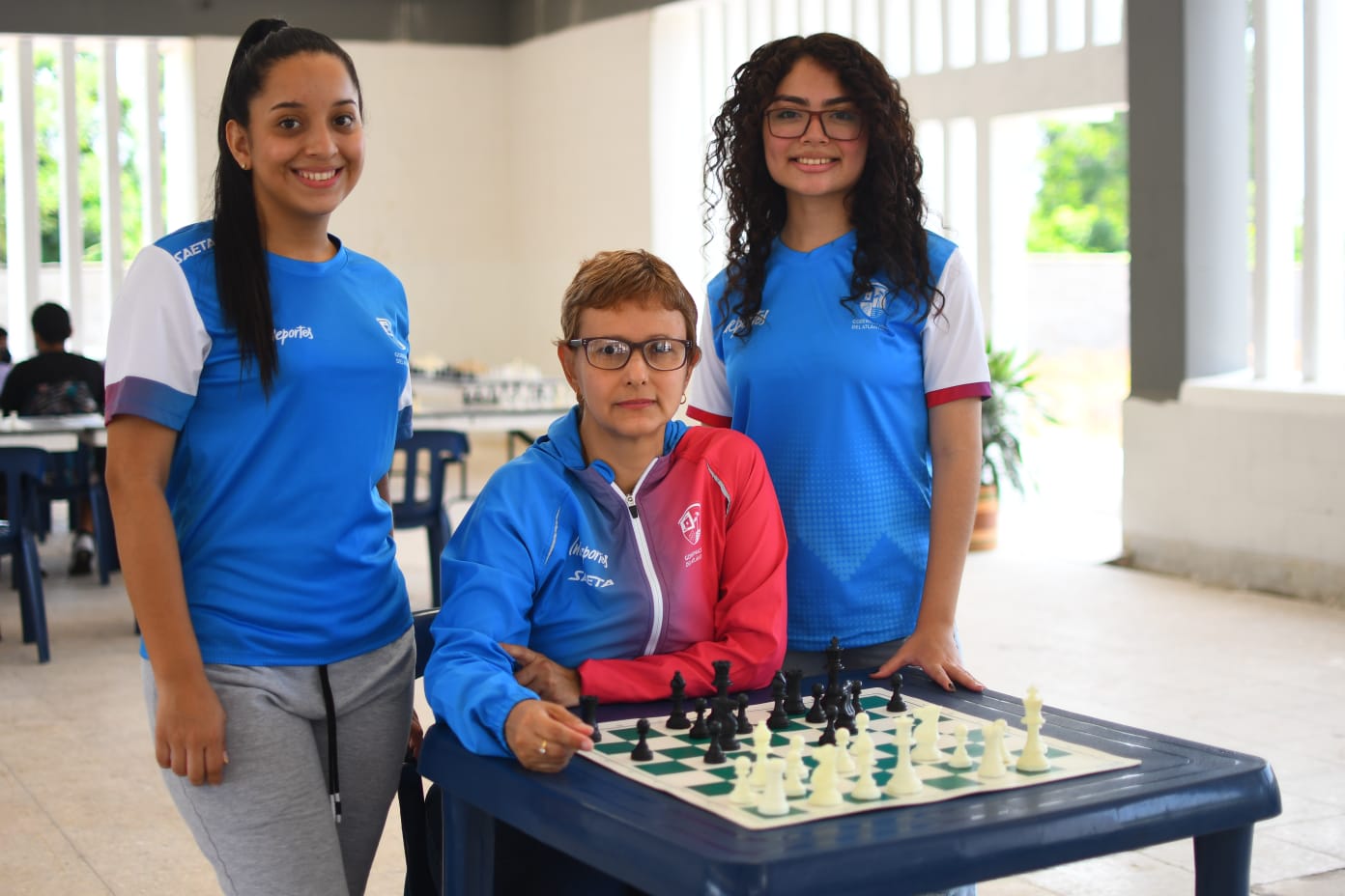 Isolina Majul con sus alumnas. 