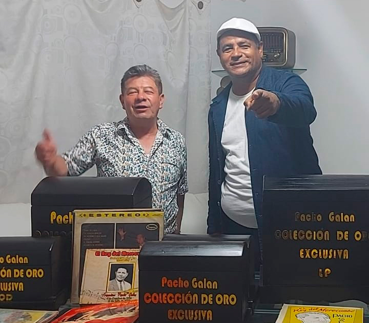 El coleccionista Jacob Vargas y Moisés Imitola