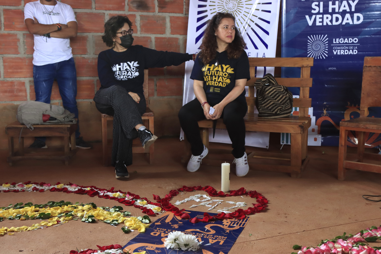 Marta Ruiz (i) y Alejandra Miller (d) durante el acto de entrega y socialización del Informe Final de la Comisión de la Verdad que se realizó ante firmantes del Acuerdo de Paz con la guerrilla de las Farc y víctimas en el espacio territorial de Tierra Grata en San José de Oriente población cercana a Valledupar.