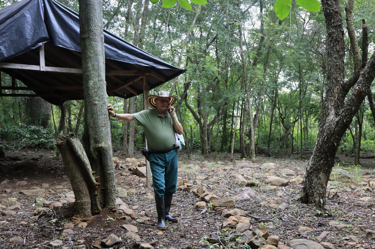 Una víctima del conflicto armado que deposita unos víveres en una bolsa, durante el acto de entrega y socialización del Informe Final de la Comisión de la Verdad que se realizó ante firmantes del Acuerdo de Paz con la guerrilla de las Farc y víctimas en el espacio territorial de Tierra Grata en San José de Oriente población cercana a Valledupar.