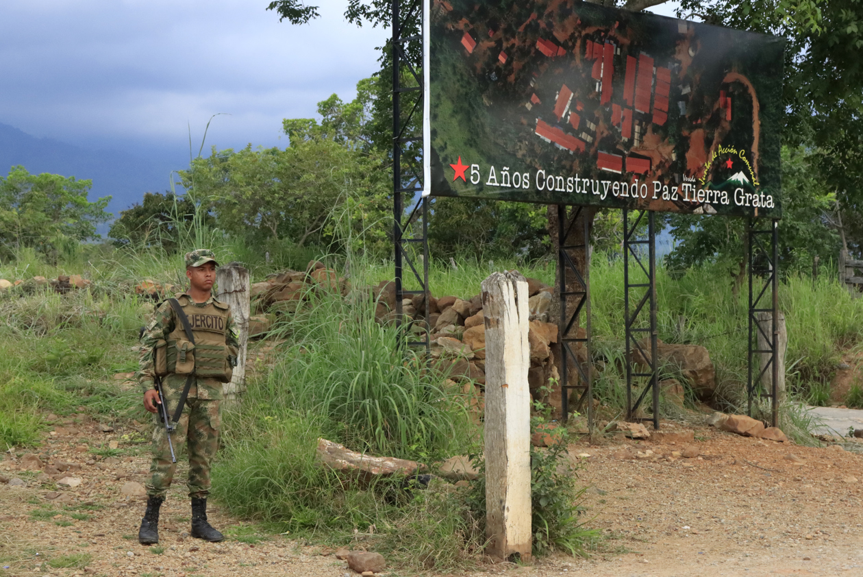 Soldado que presta seguridad en el espacio territorial de Tierra Grata en San José de Oriente.