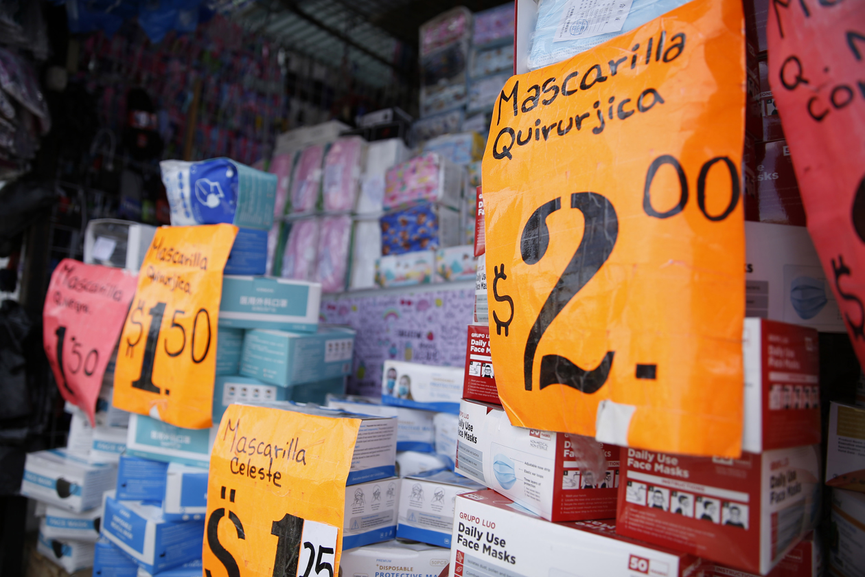 EFE Fotografía de una venta de mascarilla en una calle de San Salvador