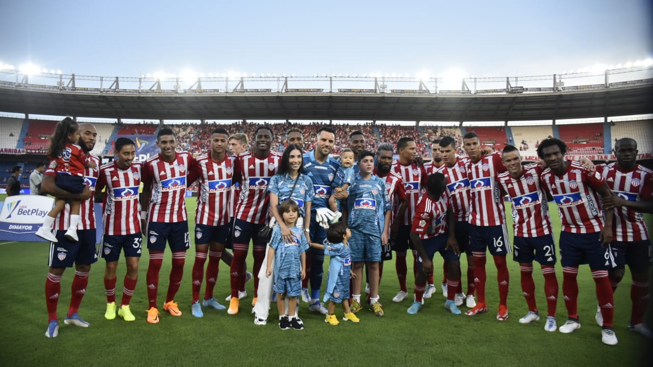 El portero Sebastián Viera junto a su familia y sus compañeros.