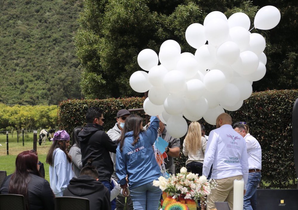 Globos blancos rodearon la ceremonia.