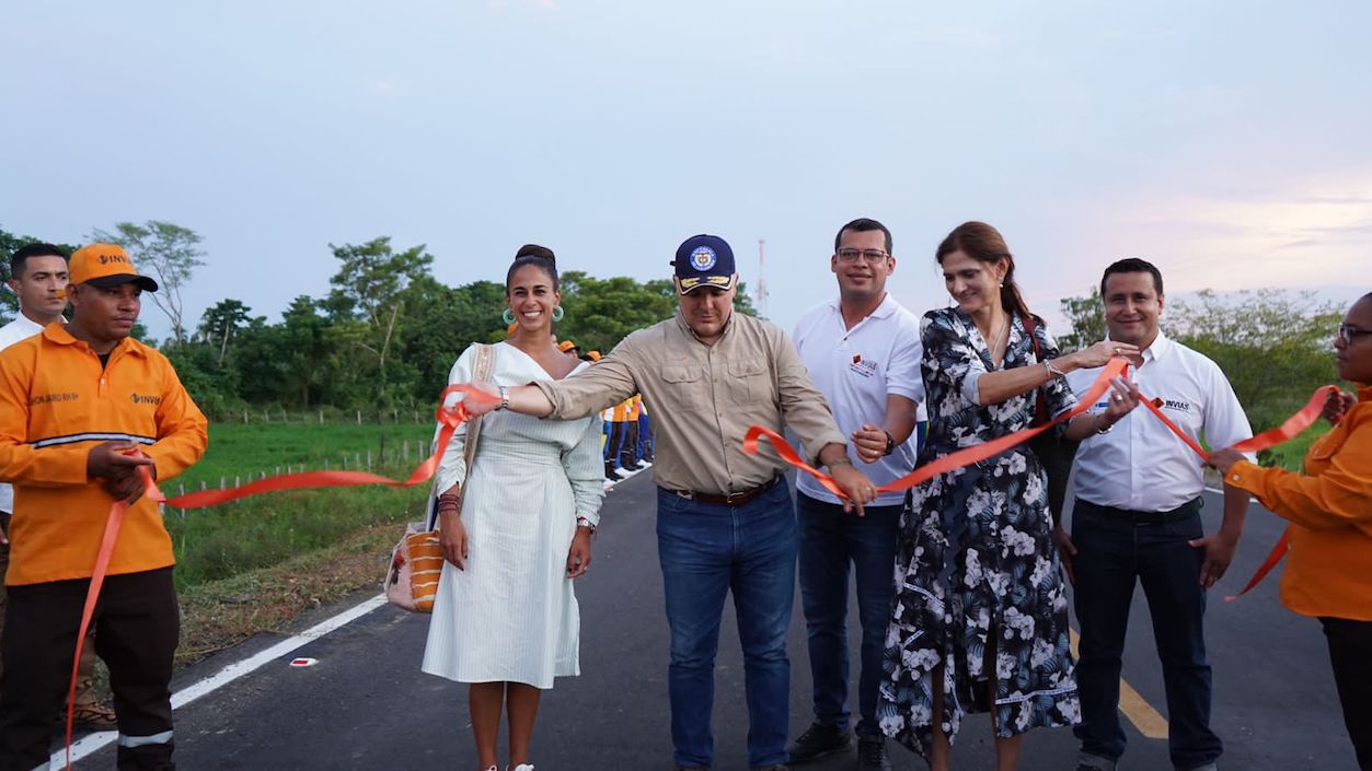 Corte simbólico de la cinta de inauguración.