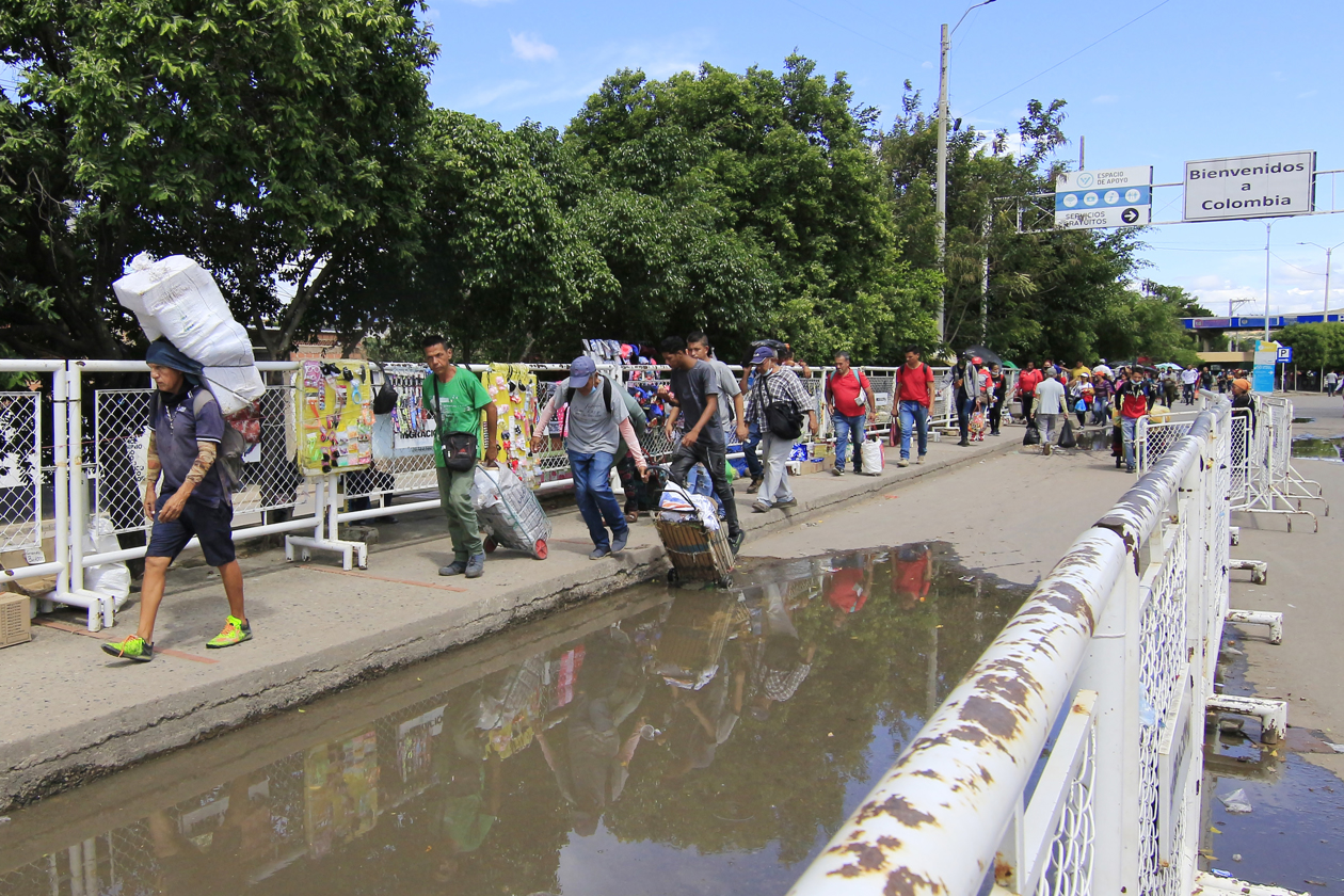 Personas que cruzan el Puente Internacional Francisco de Paula Santander, que conecta a Ureña en el Estado Táchira (Venezuela) con el departamento de Norte de Santander (Colombia).