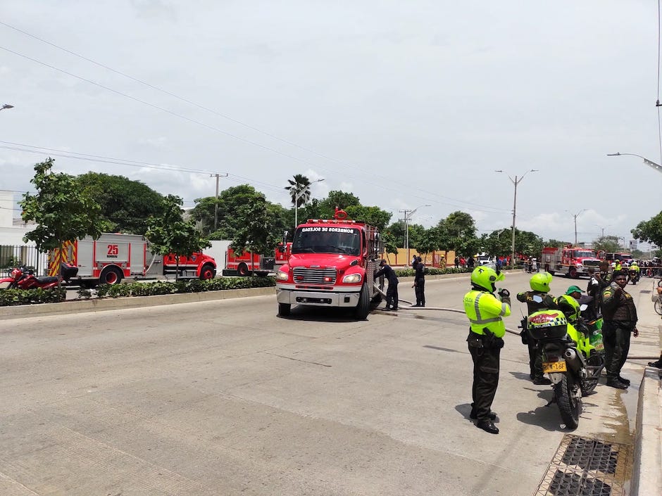 Cuerpo de Bomberos y Policía Nacional controlando la situación.