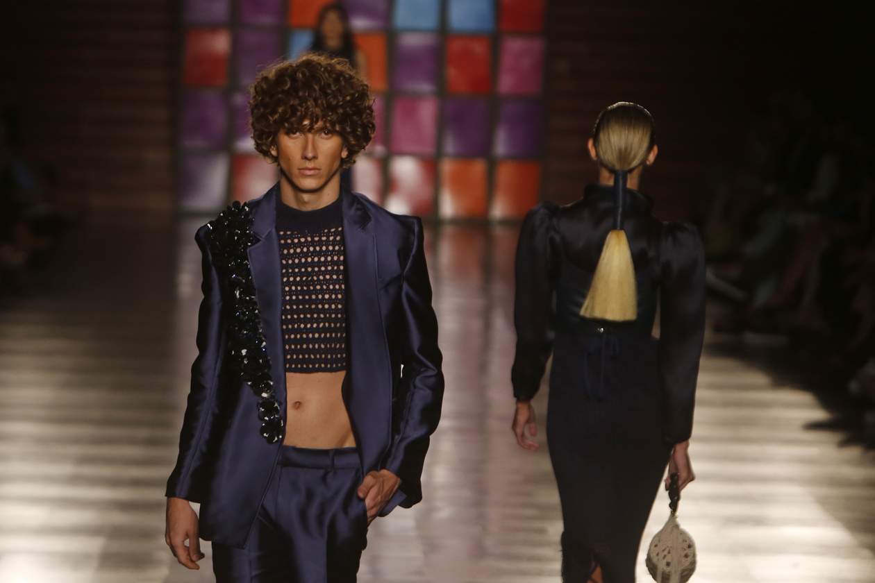 Modelos desfilan un diseño del colombiano Juan Pablo Socarras durante la pasarela A-Mar del proyecto Historias hechas a mano, hoy en el desfile inaugural de Colombiatex + Colombiamoda 2022 en Medellín (Colombia).