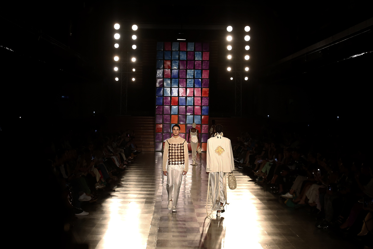 Modelos desfilan un diseño del colombiano Juan Pablo Socarras durante la pasarela A-Mar del proyecto Historias hechas a mano, hoy en el desfile inaugural de Colombiatex + Colombiamoda 2022 en Medellín (Colombia).