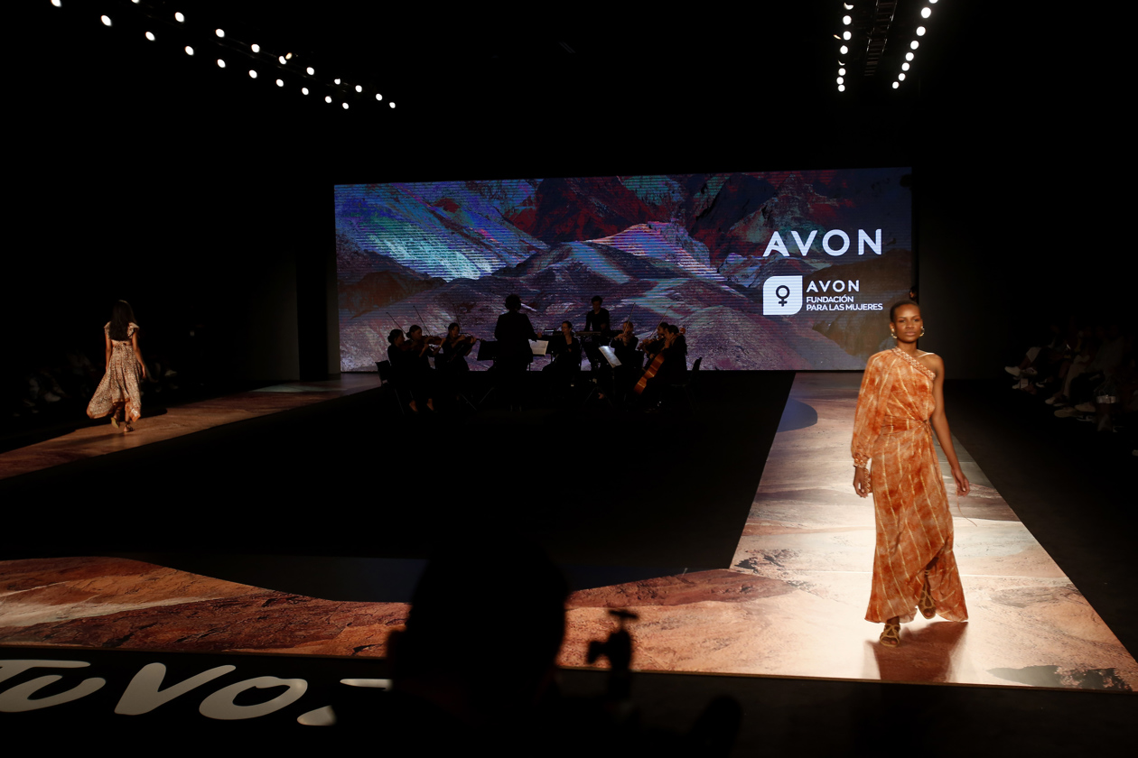 Una modelo desfila un diseño de la colombiana Beatriz Camacho, durante la pasarela #SUMATUVOZ Tejiendo Luz hoy, en Colombiatex + Colombiamoda 2022, en Medellín (Colombia). 