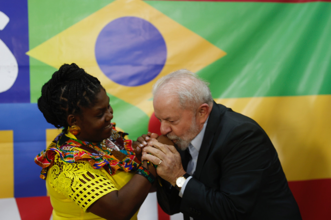 EFE El candidato presidente de Brasil Luiz Inácio Lula da Silva, recibe a la vicepresidenta electa de Colombia Francia Márquez hoy en un encuentro en Sao Paulo (Brasil).