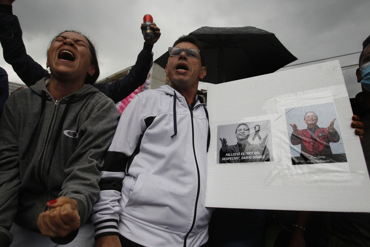 Seguidores del cantante colombiano Darío Gómez se congregan para beber y escuchar sus canciones, hoy, a las afueras de las instalaciones de Medicina Legal, en Medellín.