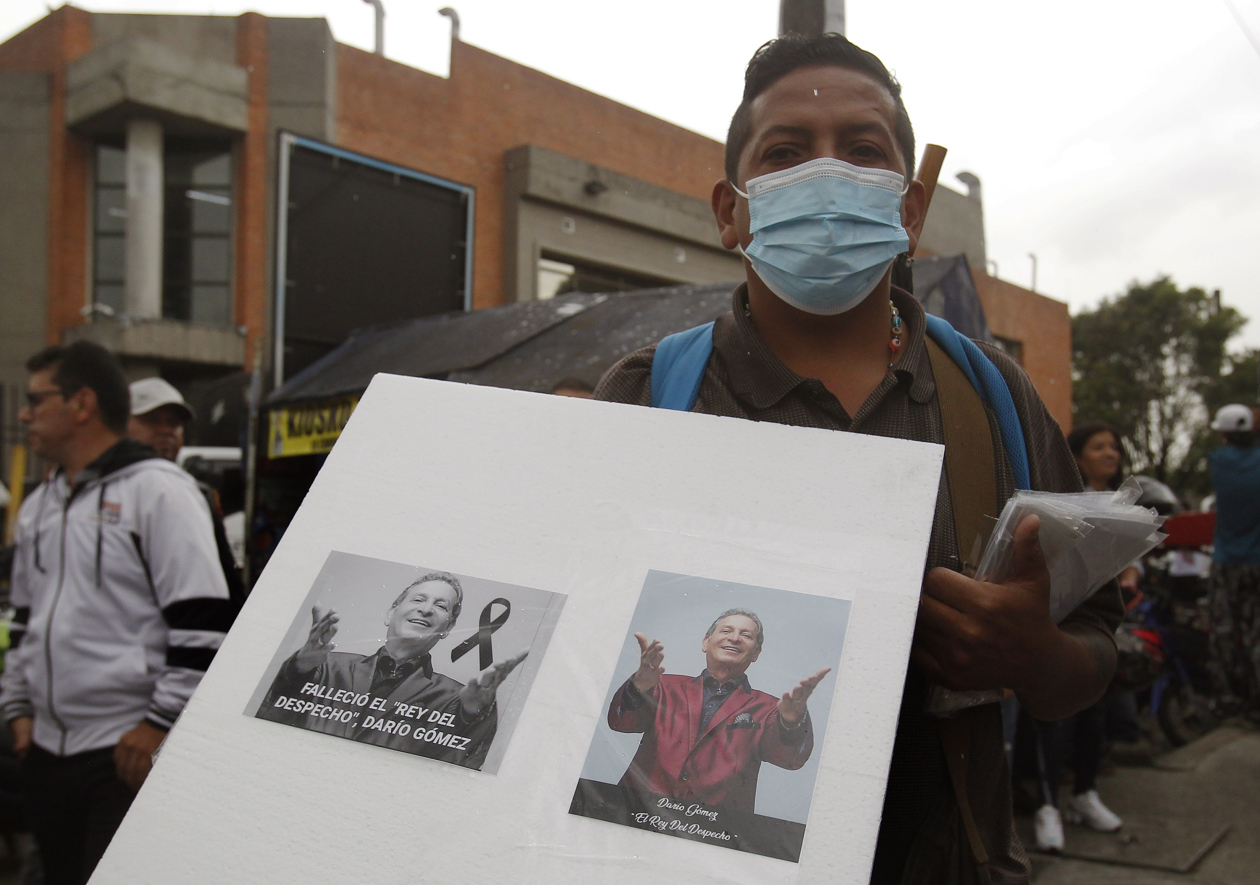 Seguidores del cantante colombiano Darío Gómez se congregan para beber y escuchar sus canciones, hoy, a las afueras de las instalaciones de Medicina Legal, en Medellín.