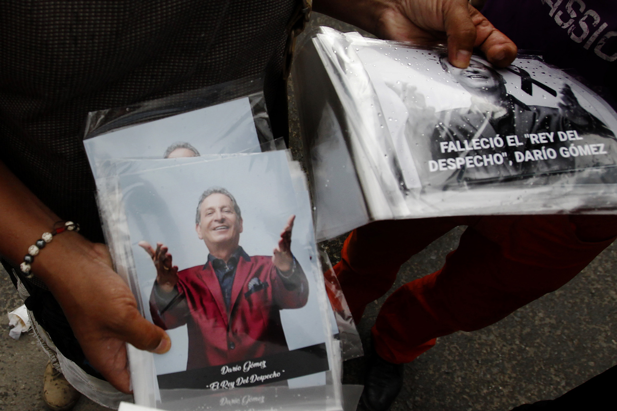 Seguidores del cantante colombiano Darío Gómez se congregan para beber y escuchar sus canciones, hoy, a las afueras de las instalaciones de Medicina Legal, en Medellín.