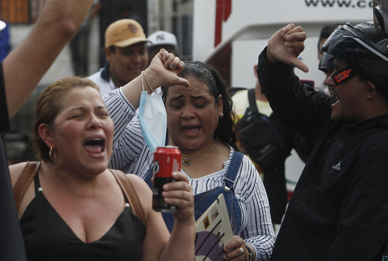 Seguidores del cantante colombiano Darío Gómez se congregan para beber y escuchar sus canciones, hoy, a las afueras de las instalaciones de Medicina Legal, en Medellín.