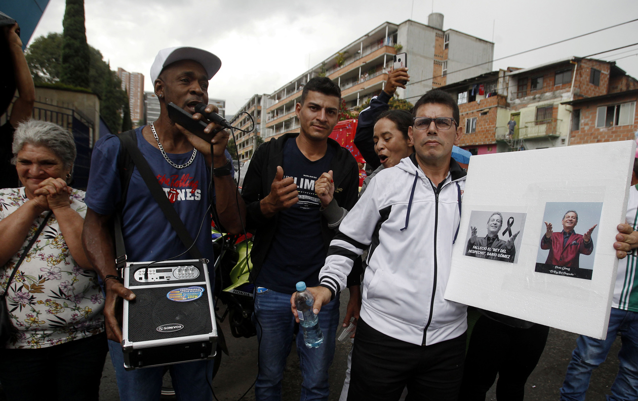 Seguidores del cantante colombiano Darío Gómez se congregan para beber y escuchar sus canciones, hoy, a las afueras de las instalaciones de Medicina Legal, en Medellín.