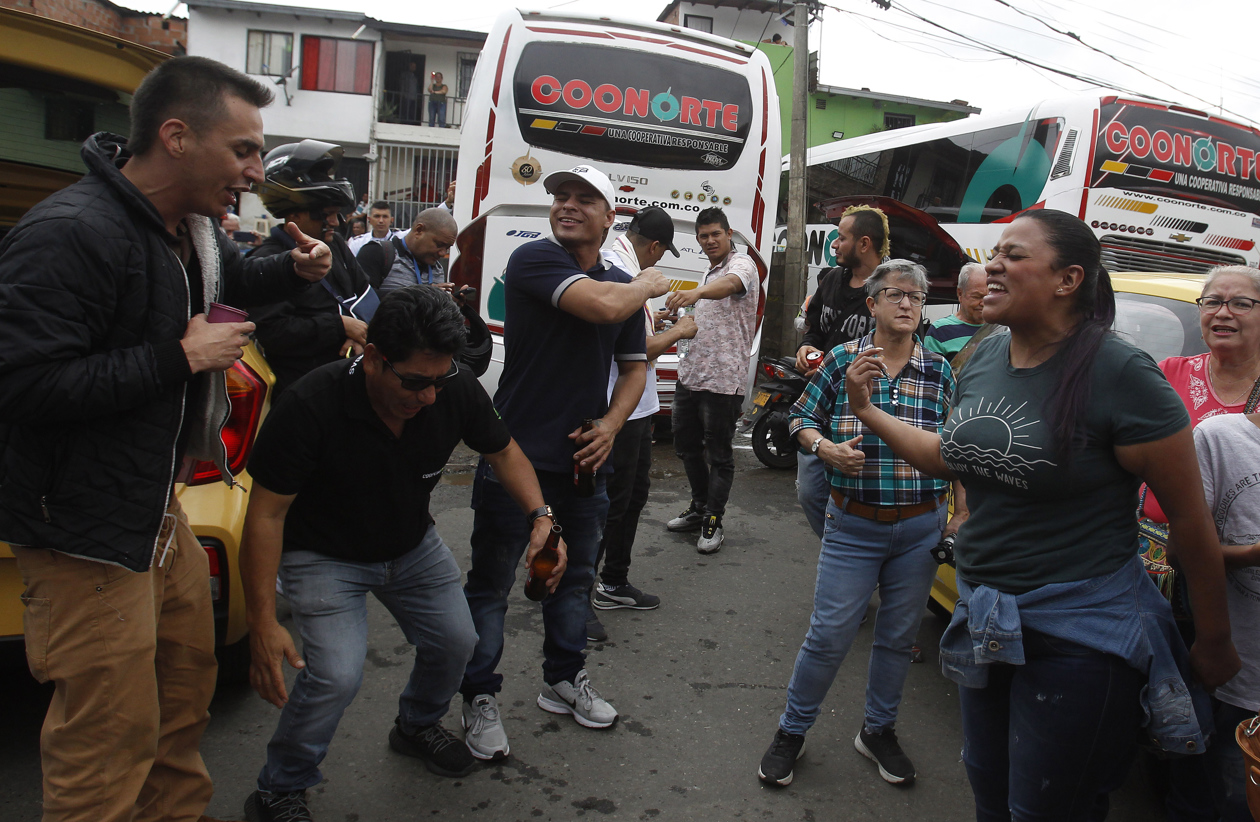 Seguidores del cantante colombiano Darío Gómez se congregan para beber y escuchar sus canciones, hoy, a las afueras de las instalaciones de Medicina Legal, en Medellín.