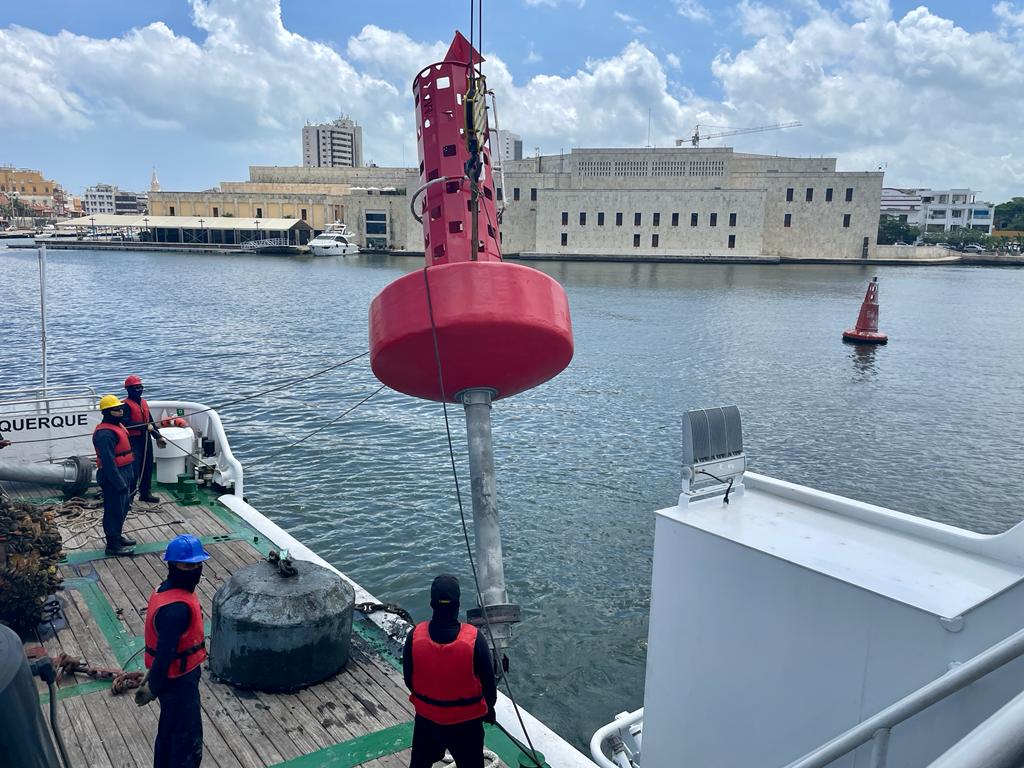 Momento de la instalación de las boyas. 