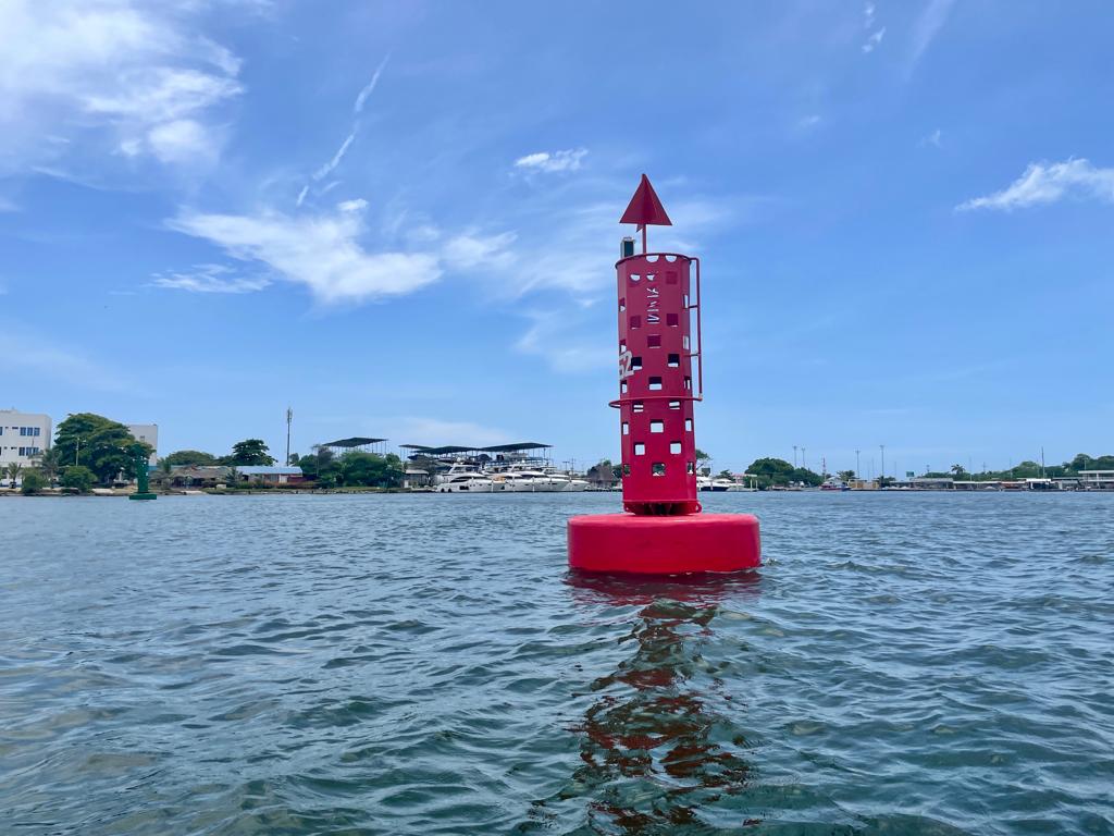 Las boyas cuentan con luces y son amigables con el medio marino.