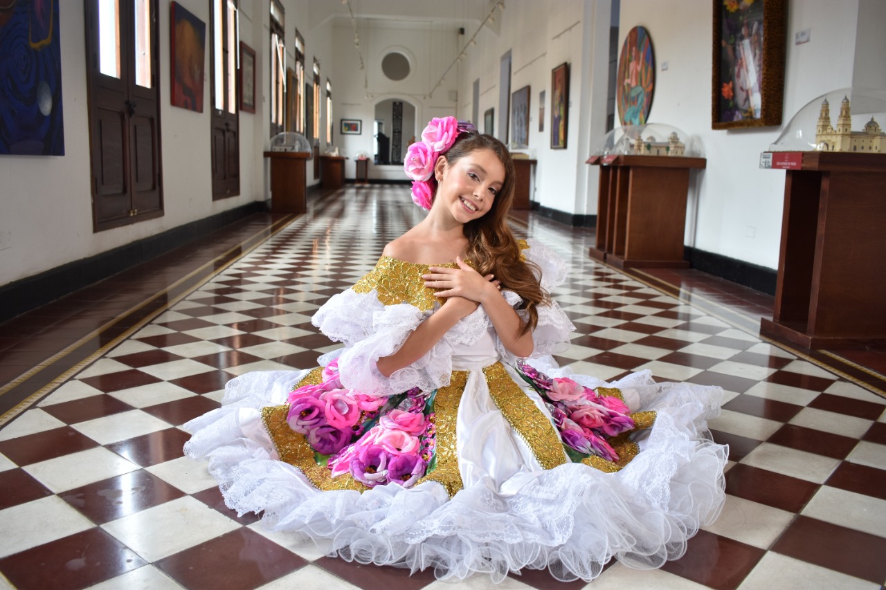 Valentina Gutiérrez Rodríguez posando en el Museo del Atlántico.