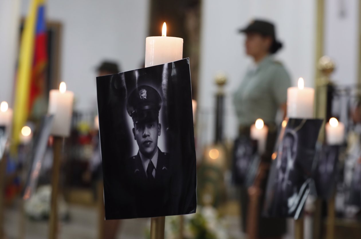 Vista de retratos durante ceremonia religiosa en honor a los policías asesinados recientemente en el país por el 'Clan del Golfo', en Cali.