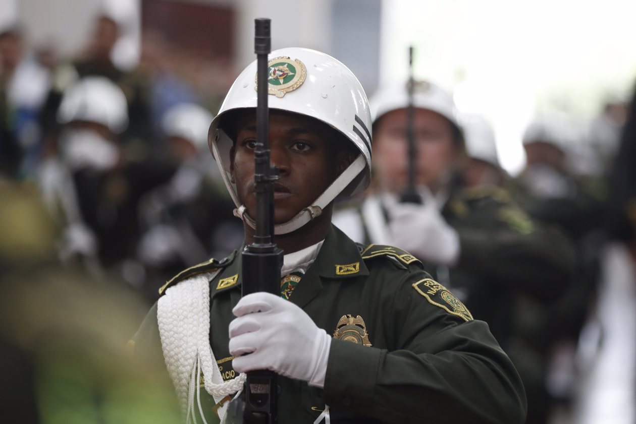 Policías participan en ceremonia religiosa en honor a sus compañeros asesinados recientemente en el país por el 'Clan del Golfo', en Cali.