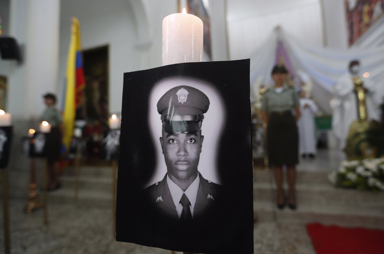 Vista de retratos durante ceremonia religiosa en honor a los policías asesinados recientemente en el país por el 'Clan del Golfo', en Cali.
