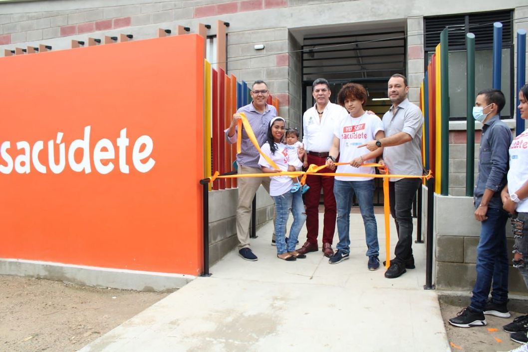 Corte simbólico de la cinta durante la inauguración.