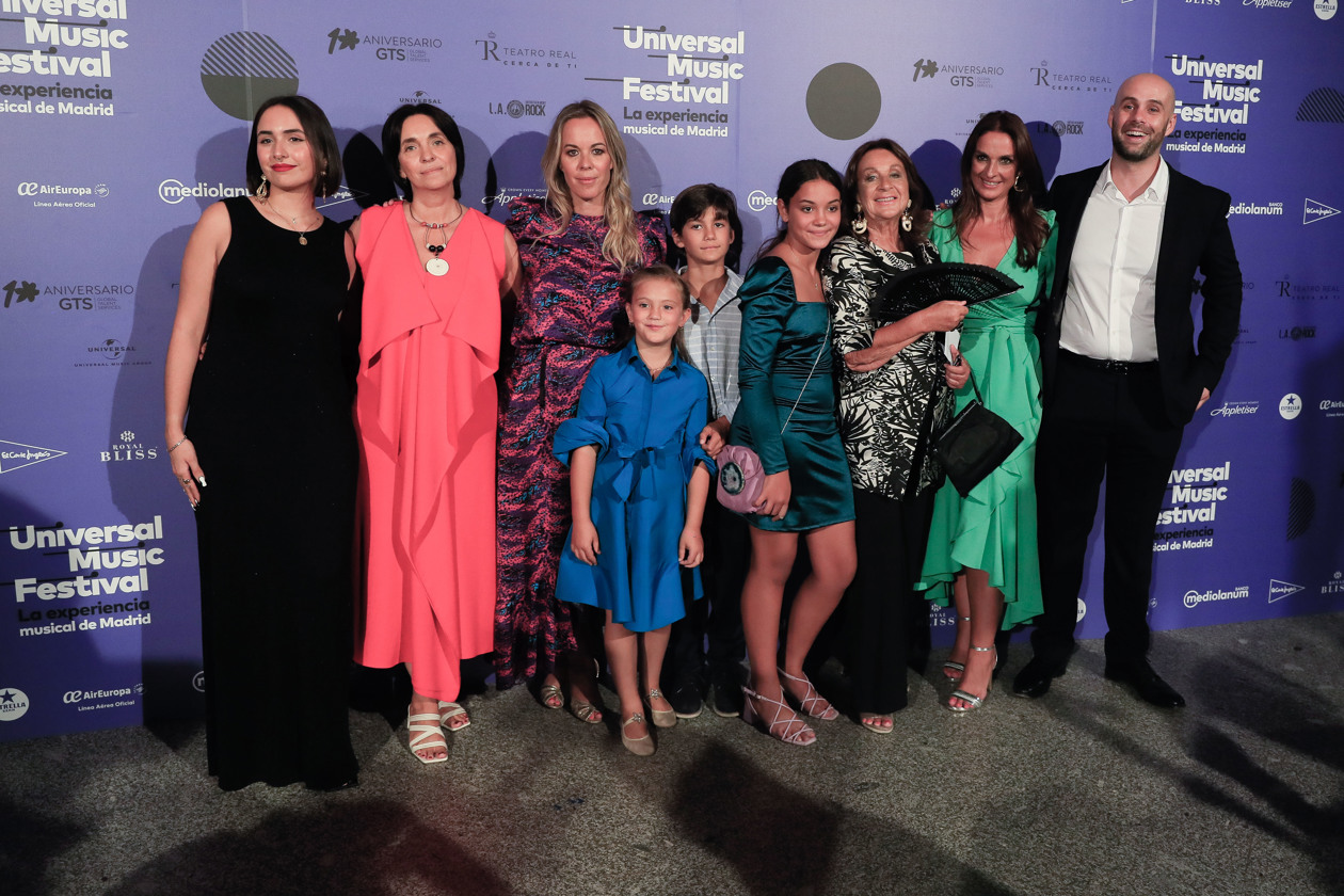 Familiares de Paco de Lucia a su llegada al tributo homenaje.