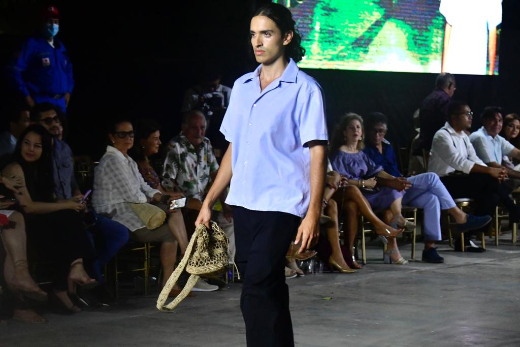 Otro de los modelos que lleva las mochilas de las artesanas del Atlántico.