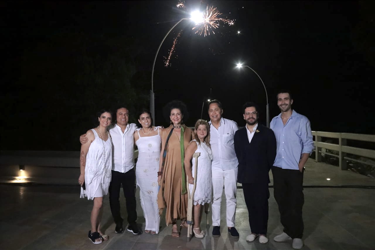 La Gobernadora Elsa Noguera, su esposo Juan Carlos Hernández y algunos de los diseñadores invitados.