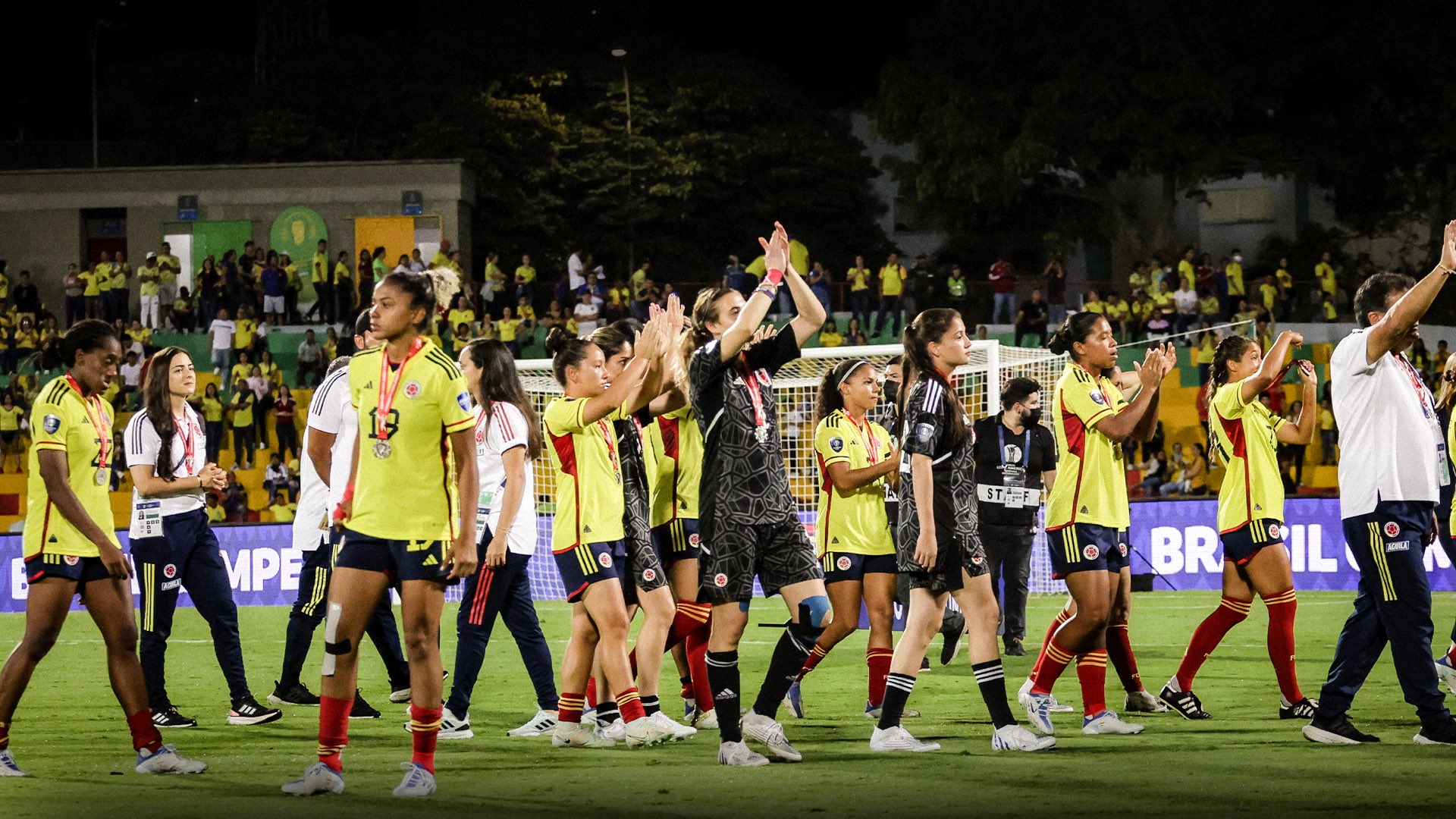 Jugadoras de Colombia celebran la medalla de plata por el subcampeonato. 