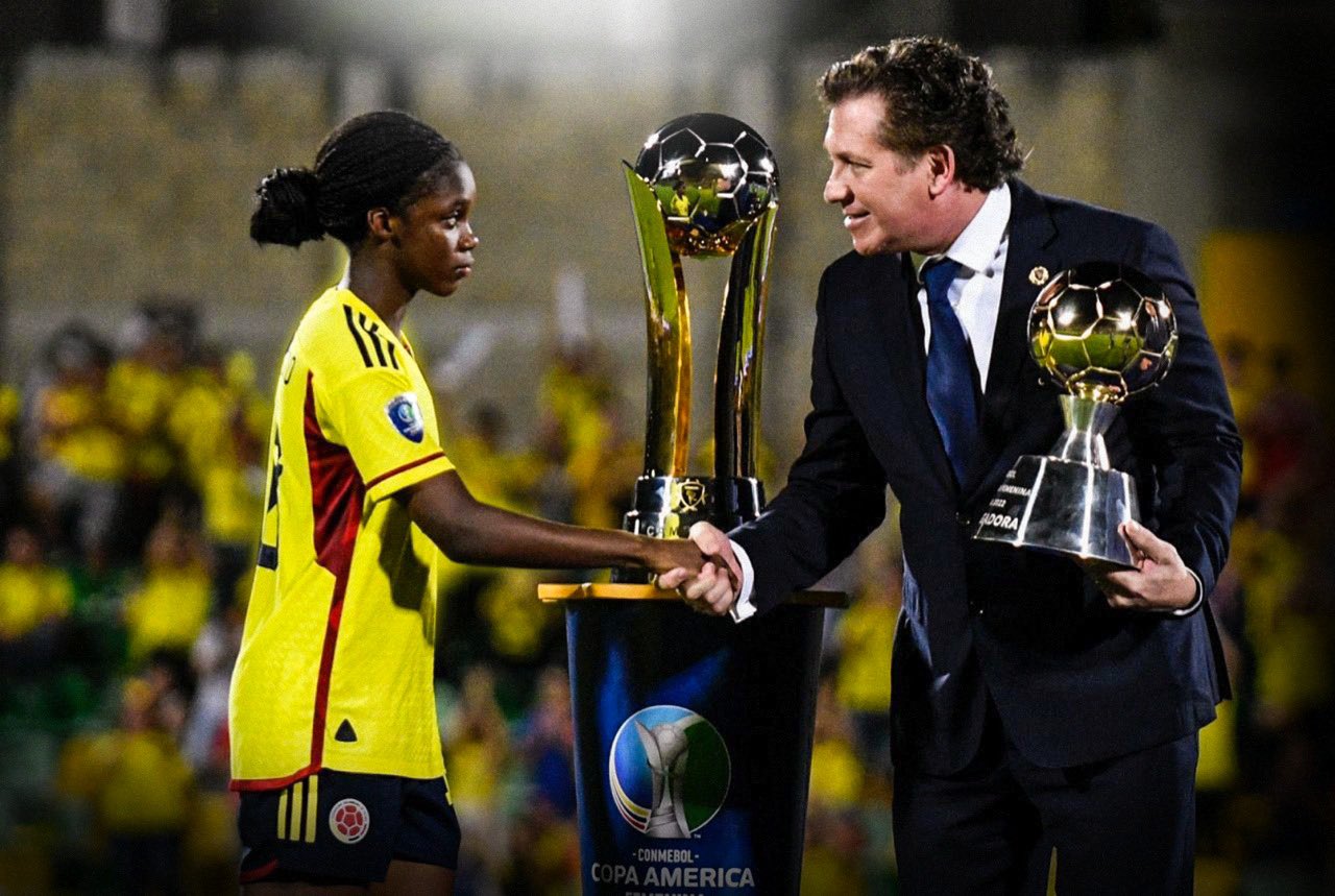 Linda Caicedo recibe el trofeo a Mejor Jugadora de la Copa América. 