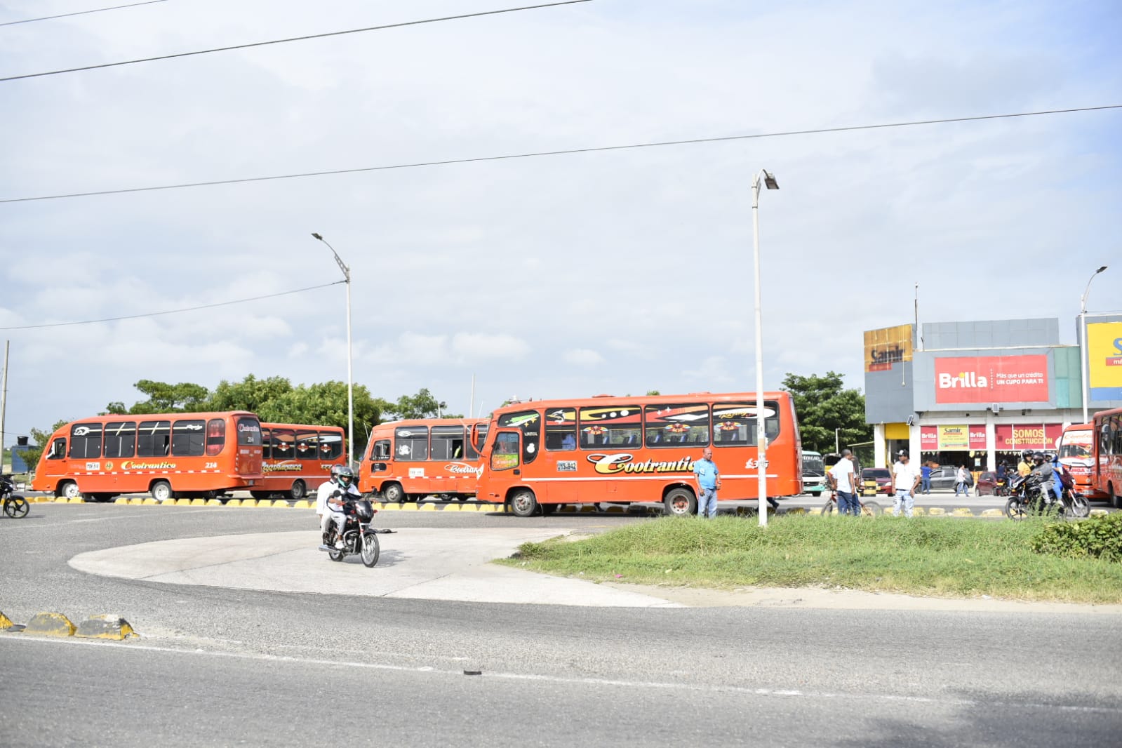 Panorama del transporte en el sector de la Circunvalar entre los barrios Malvinas y Caribe Verde.