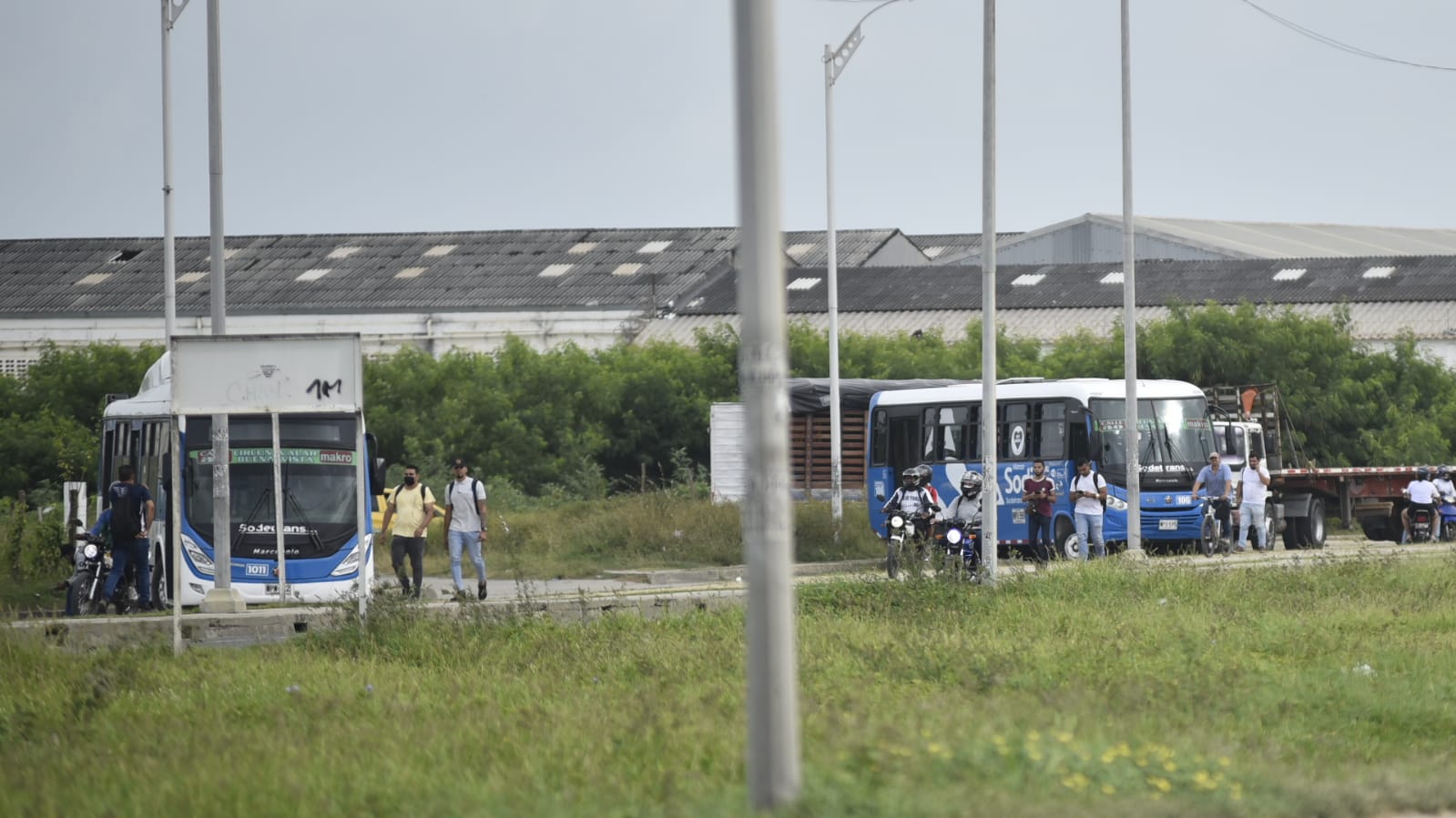 Panorama del transporte en el sector de la Circunvalar entre los barrios Malvinas y Caribe Verde.