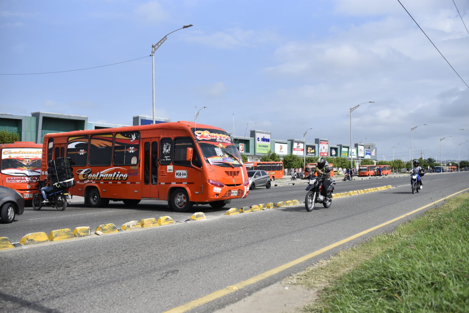 Panorama del transporte en el sector de la Circunvalar entre los barrios Malvinas y Caribe Verde.