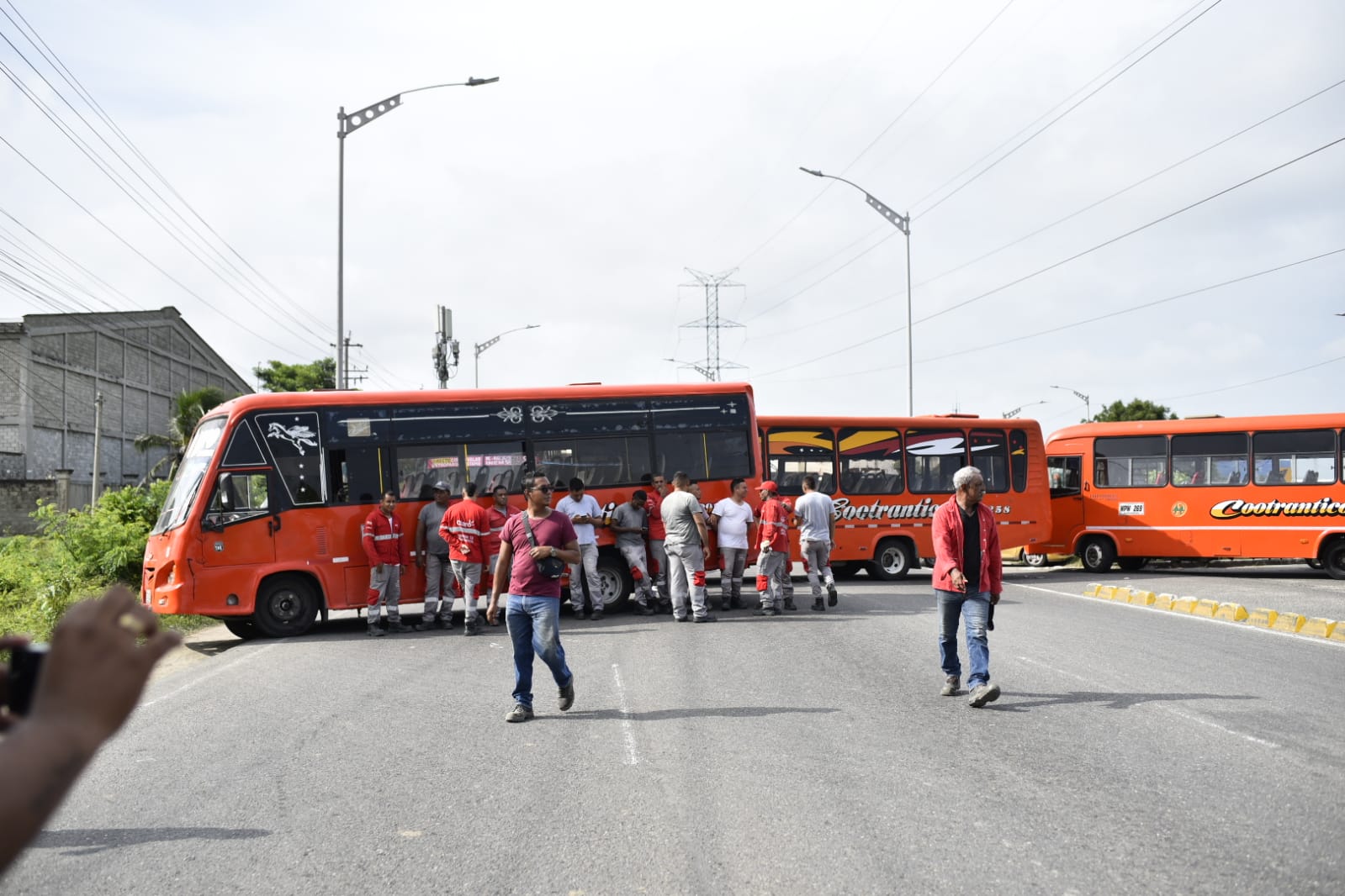 Panorama del transporte en el sector de la Circunvalar entre los barrios Malvinas y Caribe Verde.