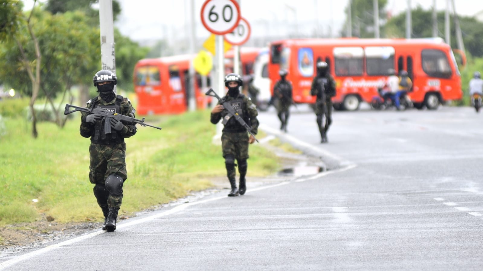 Cristian Mercado Personal de la PM vigilando la Circunvalar