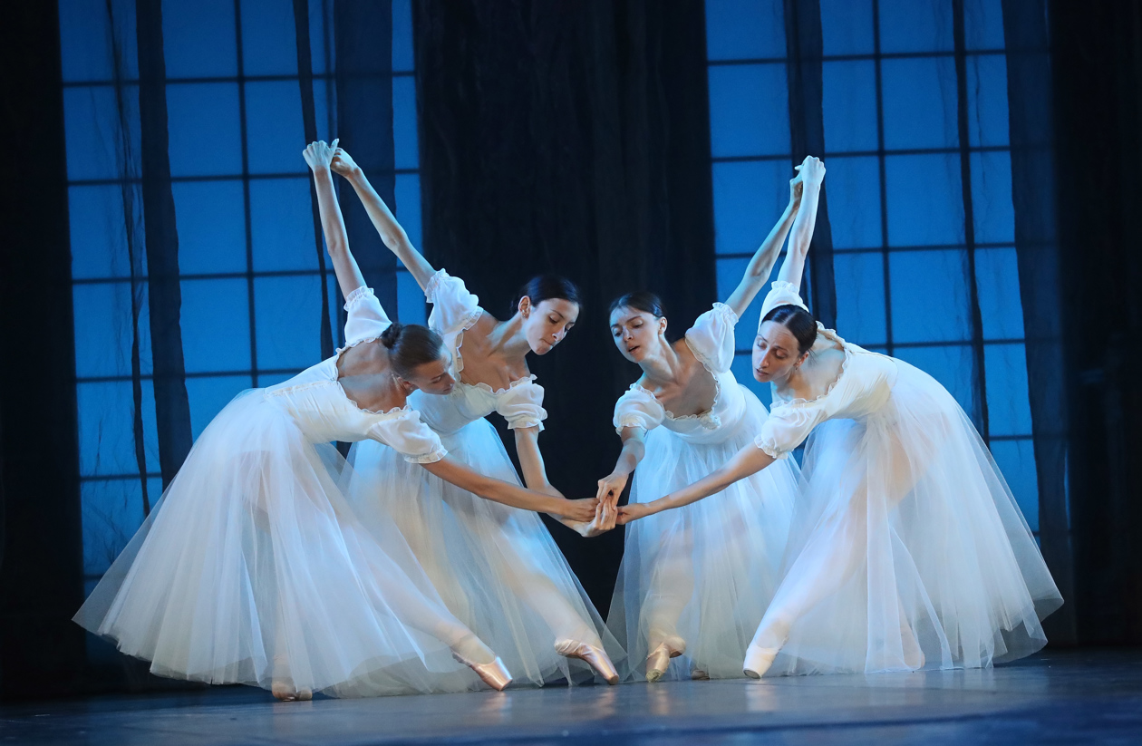 Los bailarines se presentan durante el ensayo general de 'Forever timeless'.
