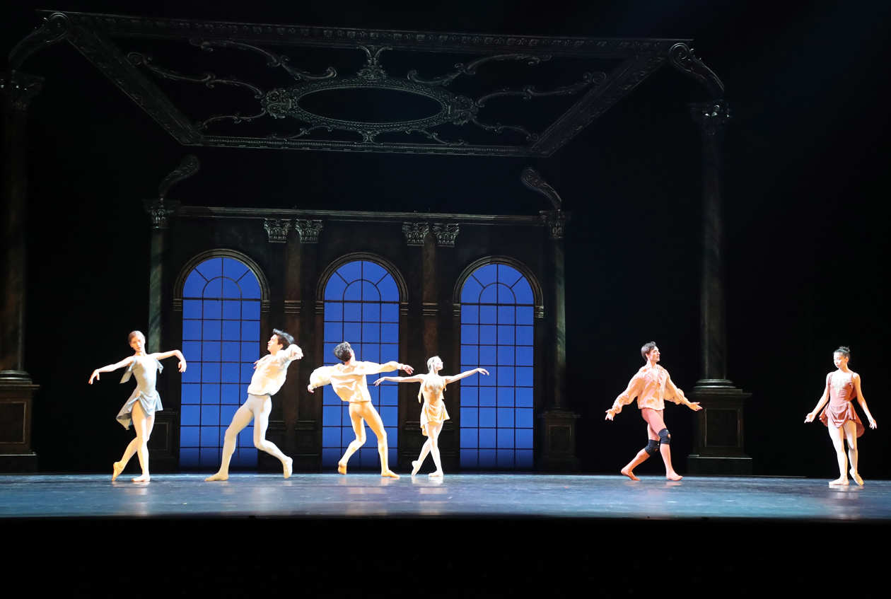Los bailarines se presentan durante el ensayo general de 'Forever timeless'.