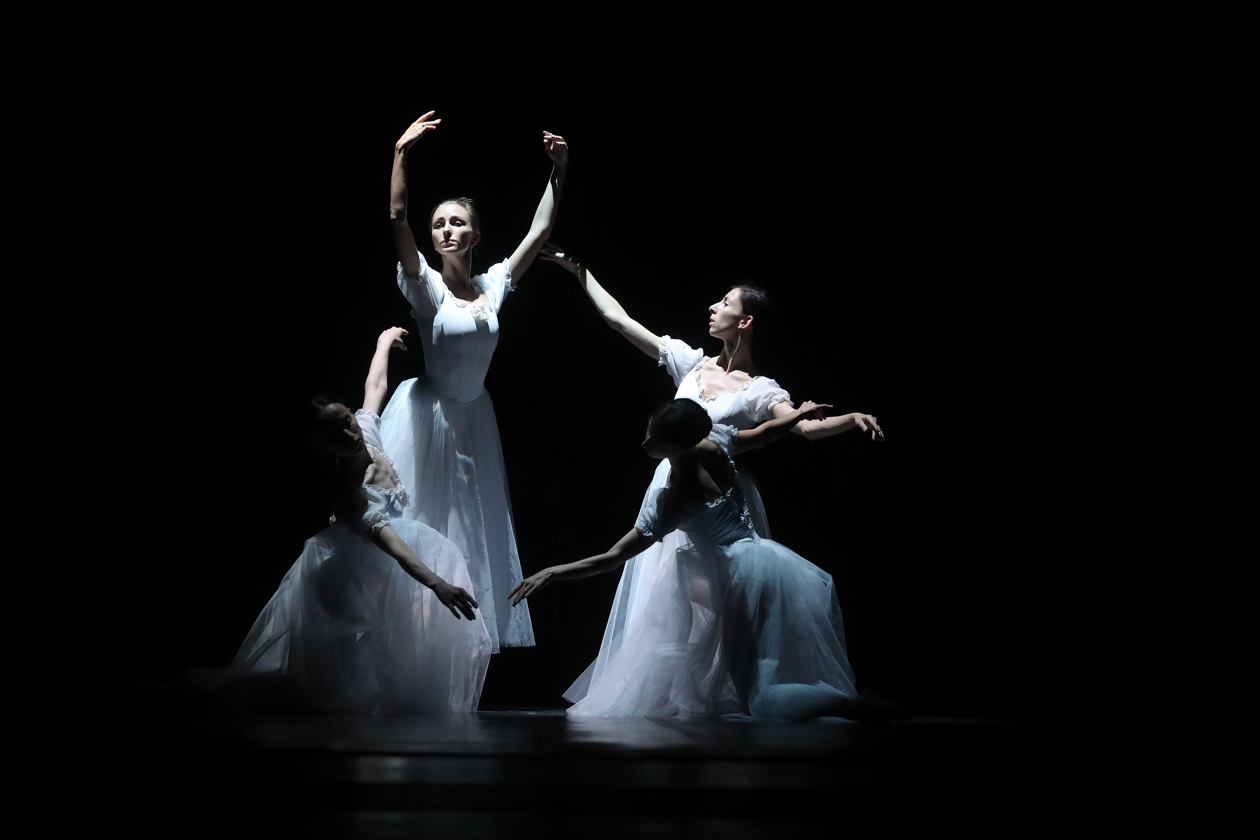 Los bailarines se presentan durante el ensayo general de 'Forever timeless'.