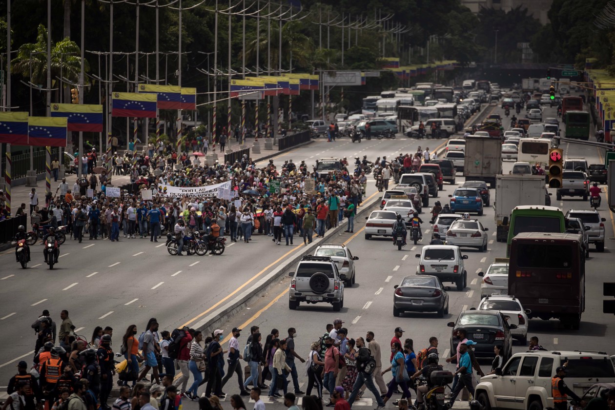 Empleados públicos venezolanos protestan en Caracas