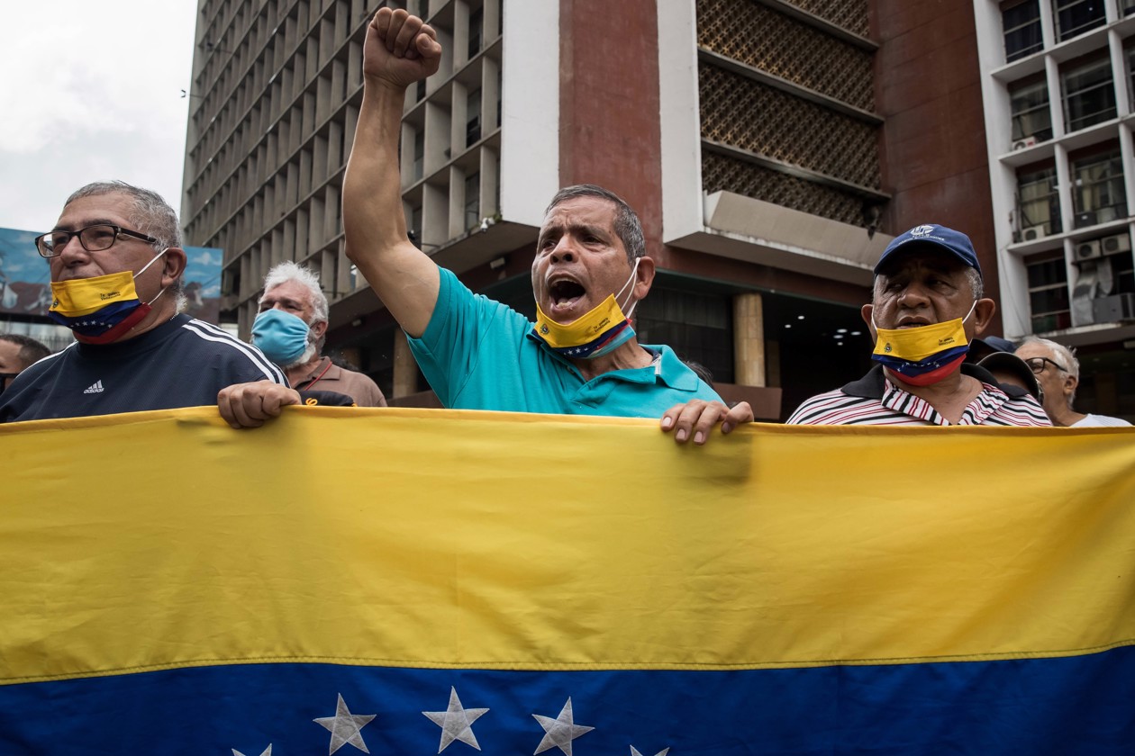 Empleados públicos venezolanos protestan en Caracas