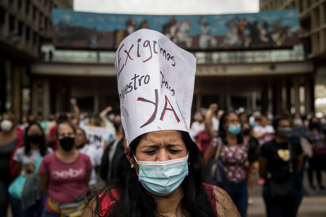 Empleados públicos venezolanos protestan en Caracas